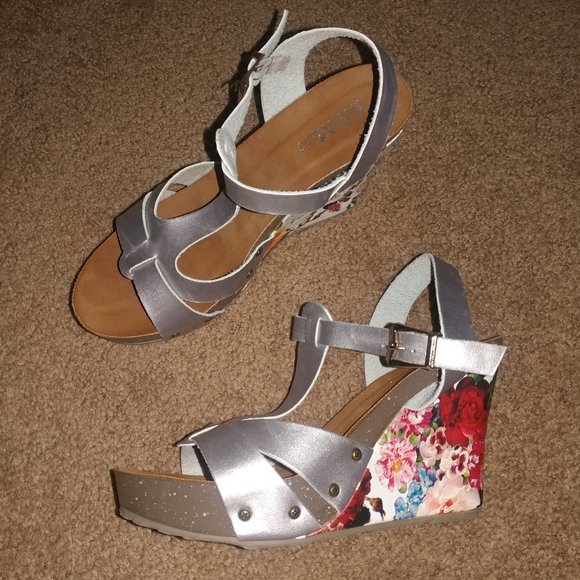 Bella Marie: HOLA Silver Floral Platform Wedge Sandals - Women's Size 7.5 - Picture 3 of 10